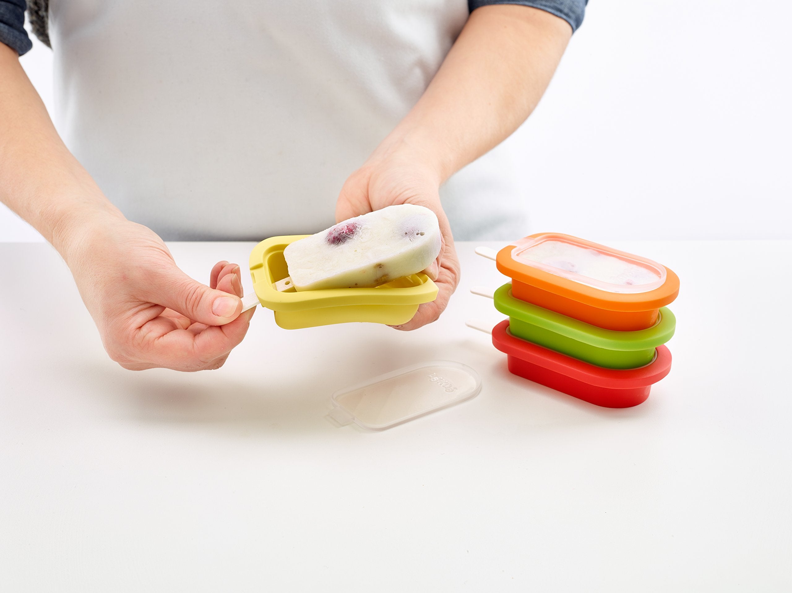 Lékué enfant dégustant glace maison bénéfice sain et convivial