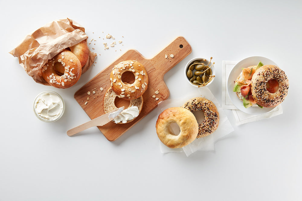 Lekue: plateau de service avec bagels finis et moules en arrière-plan