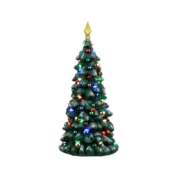 Lemax sapin à côté d'une figurine pour montrer l'échelle précise