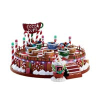 Lemax décor posé sur table de Noël, crée ambiance animée et chaleureuse