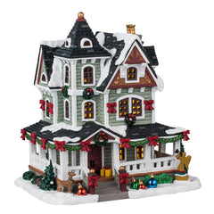 Lemax Whitbey Residence façade avant illuminée montrant une scène de Noël conviviale