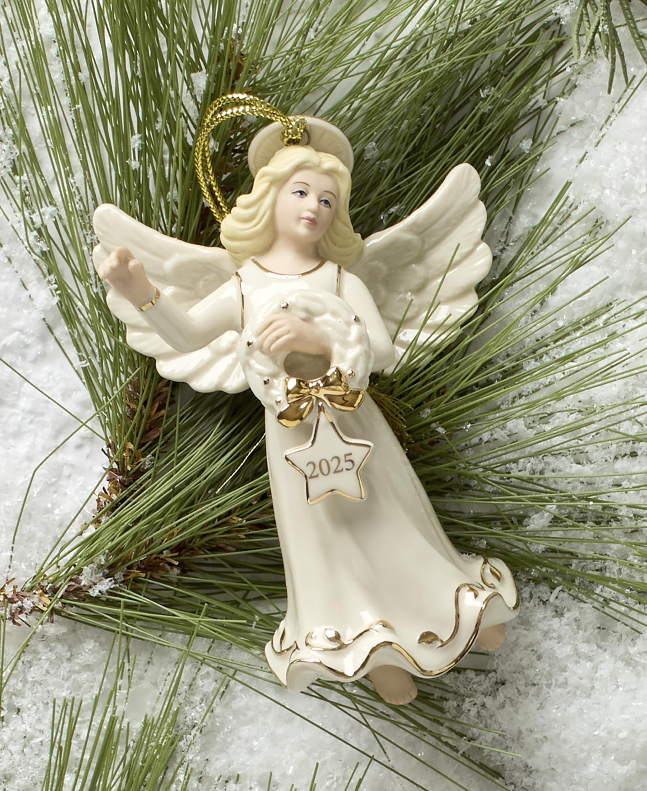 Lenox ornement accroché sur un sapin, ajout de raffinement aux décorations de Noël