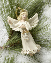 Lenox ornement accroché sur un sapin, ajout de raffinement aux décorations de Noël