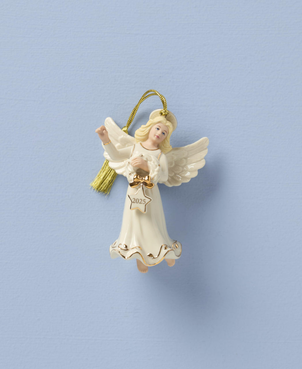 Lenox gros plan sur la robe en porcelaine avec accents or 24 carats valorisant le détail