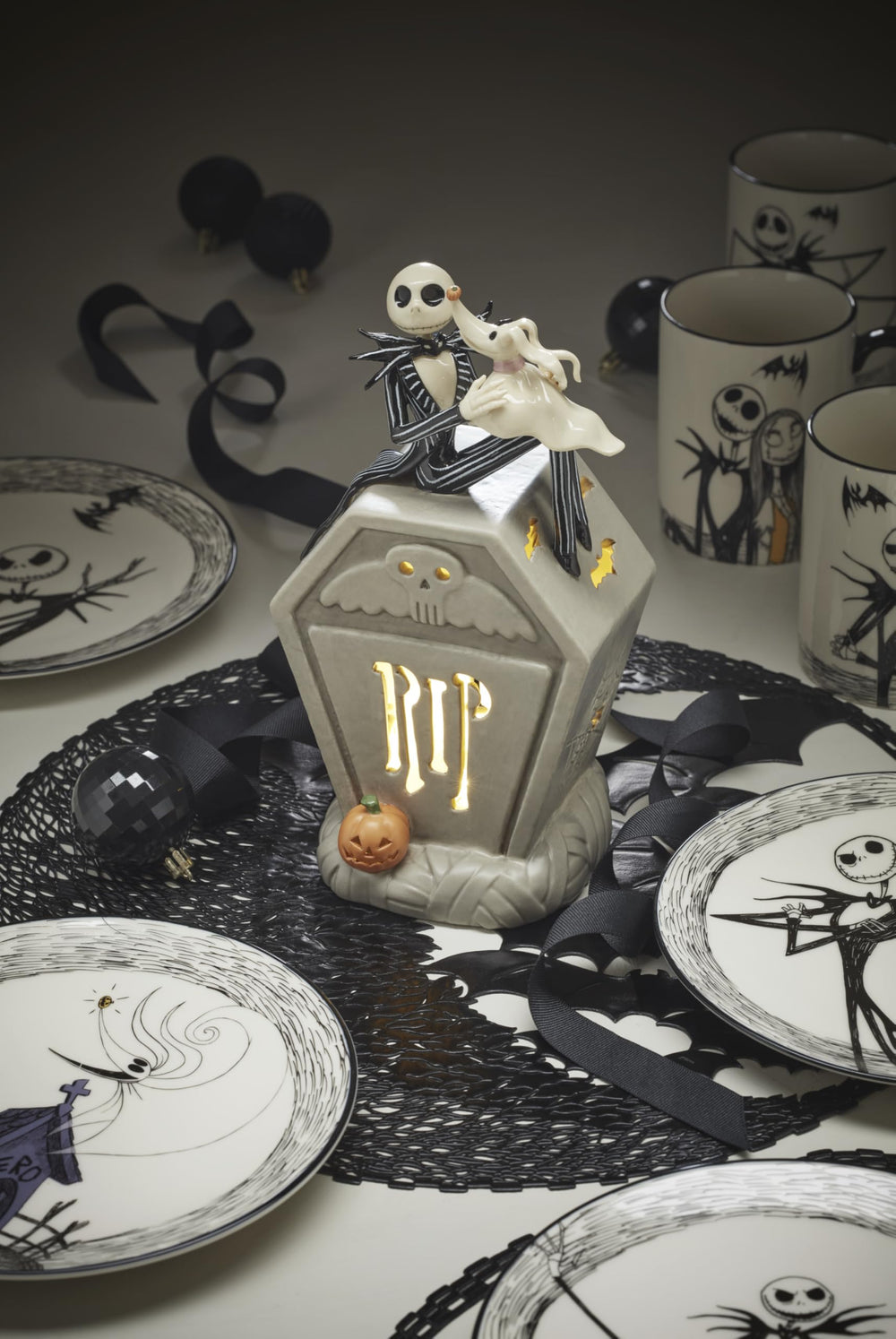 Table d'Halloween décorée avec assiettes Lenox pour une mise en scène thématique réussie