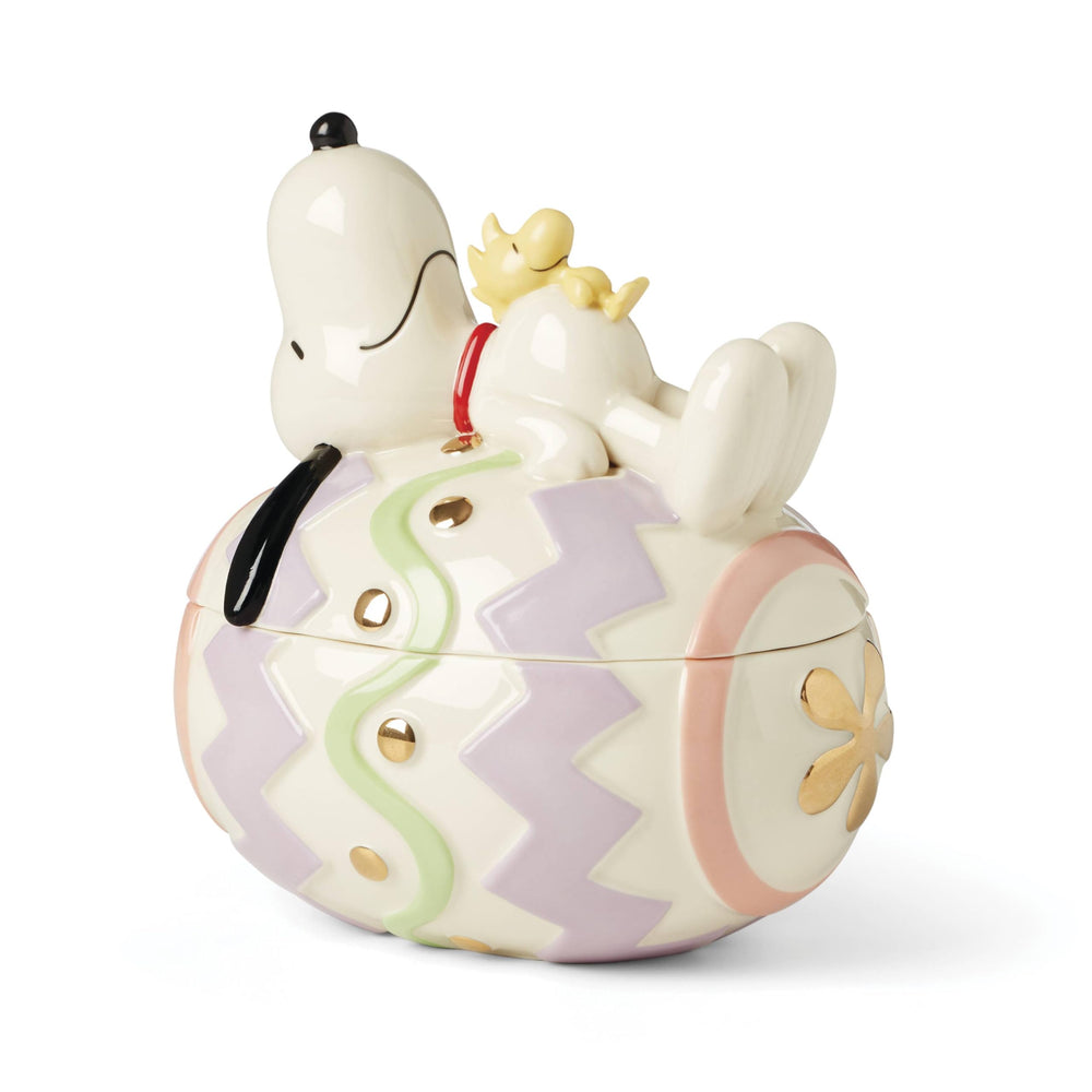 Lenox gros plan sur la peinture et la porcelaine, montre qualité et détail