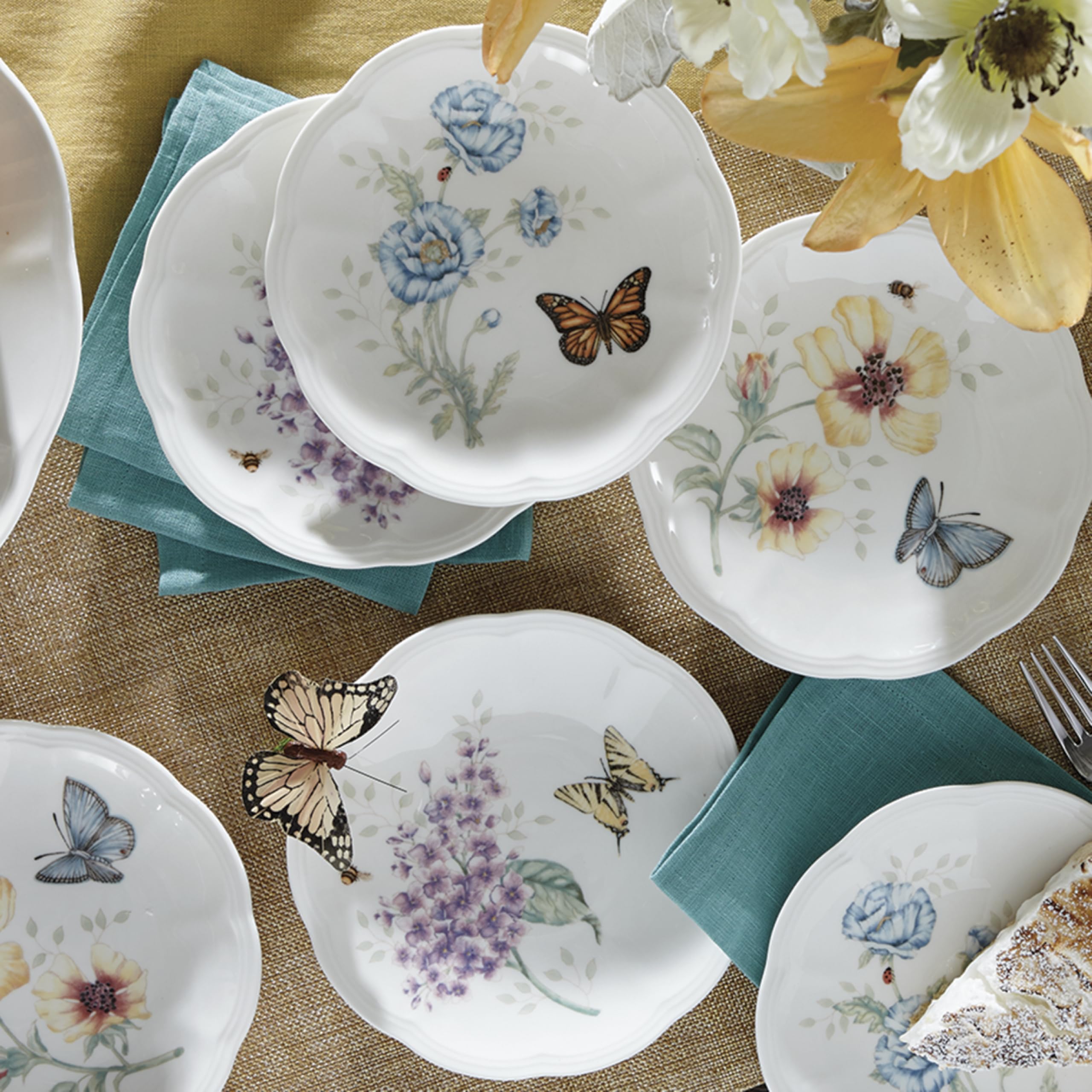 Lenox assiette Butterfly Meadow posée près d'une règle pour comparaison de taille pratique