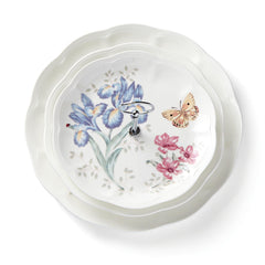 Lenox gros plan sur porcelaine et motifs papillons, détail fin et durable