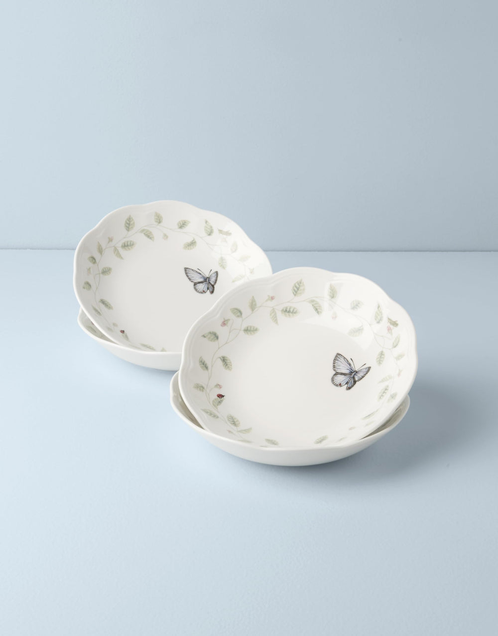 Lenox bol côte main pour comparaison d'échelle, illustre taille confortable