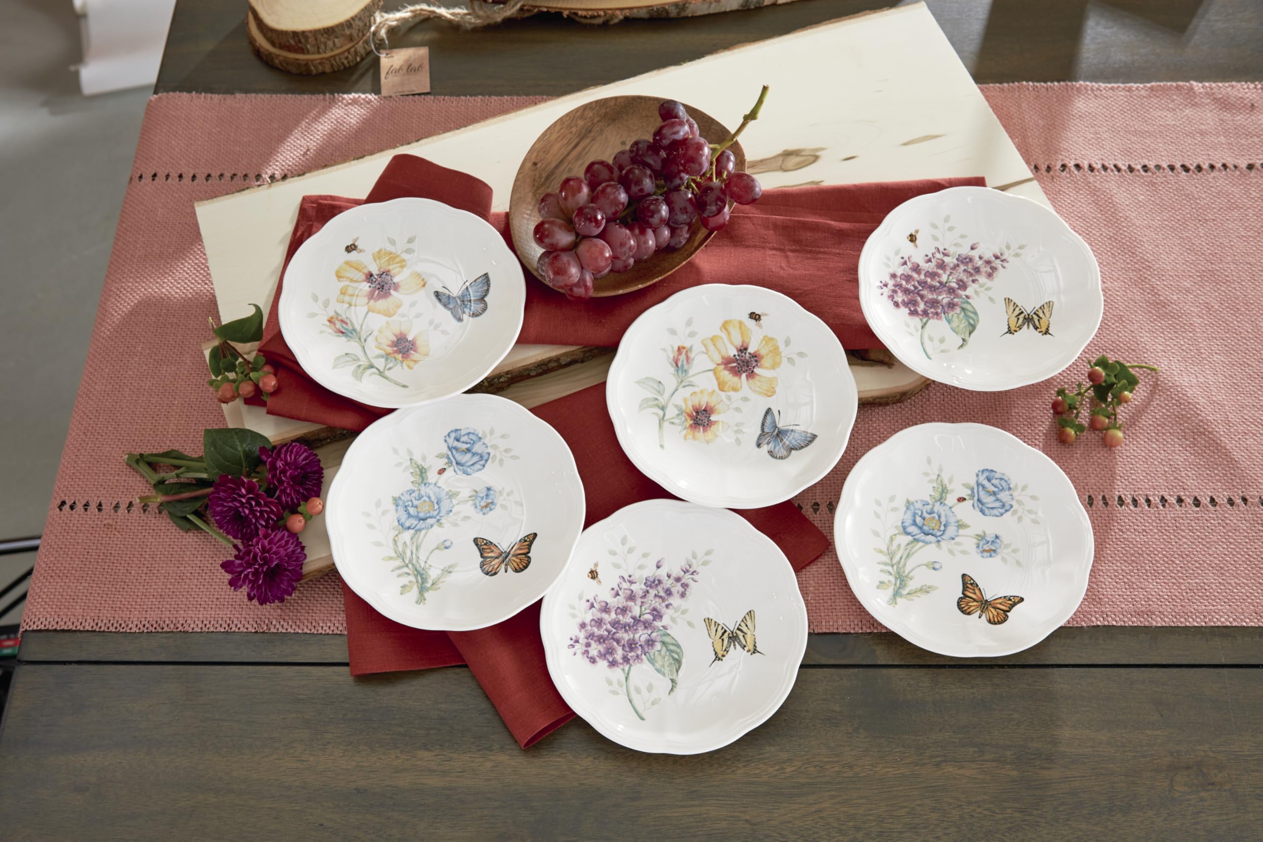 Lenox mise en table avec assiettes Butterfly Meadow créant ambiance florale conviviale
