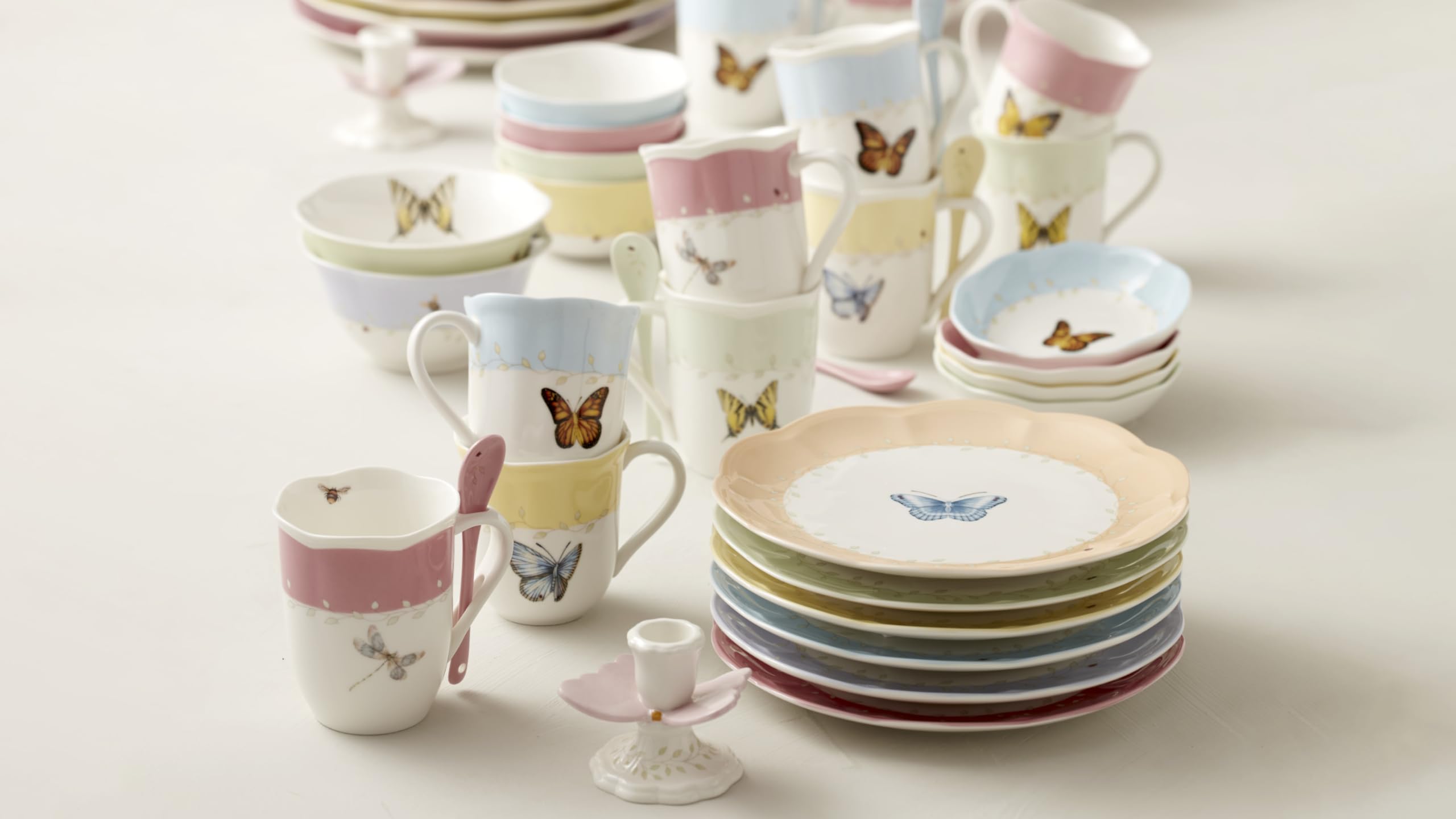 Lenox mugs rangés dans meuble, gain de place et organisation facile