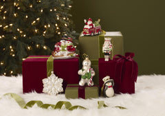 Lenox suspendu sur sapin offrant charme classique et visibilité