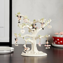 Lenox ornements accrochés sur un petit sapin décoratif apportant chaleur festive