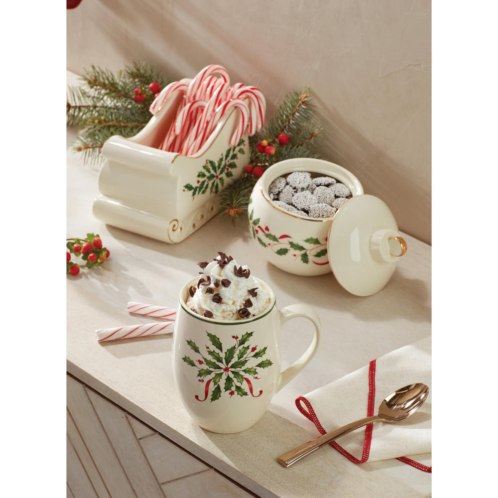 Lenox bonbonnière à l'échelle près d'une tasse pour visualiser la taille