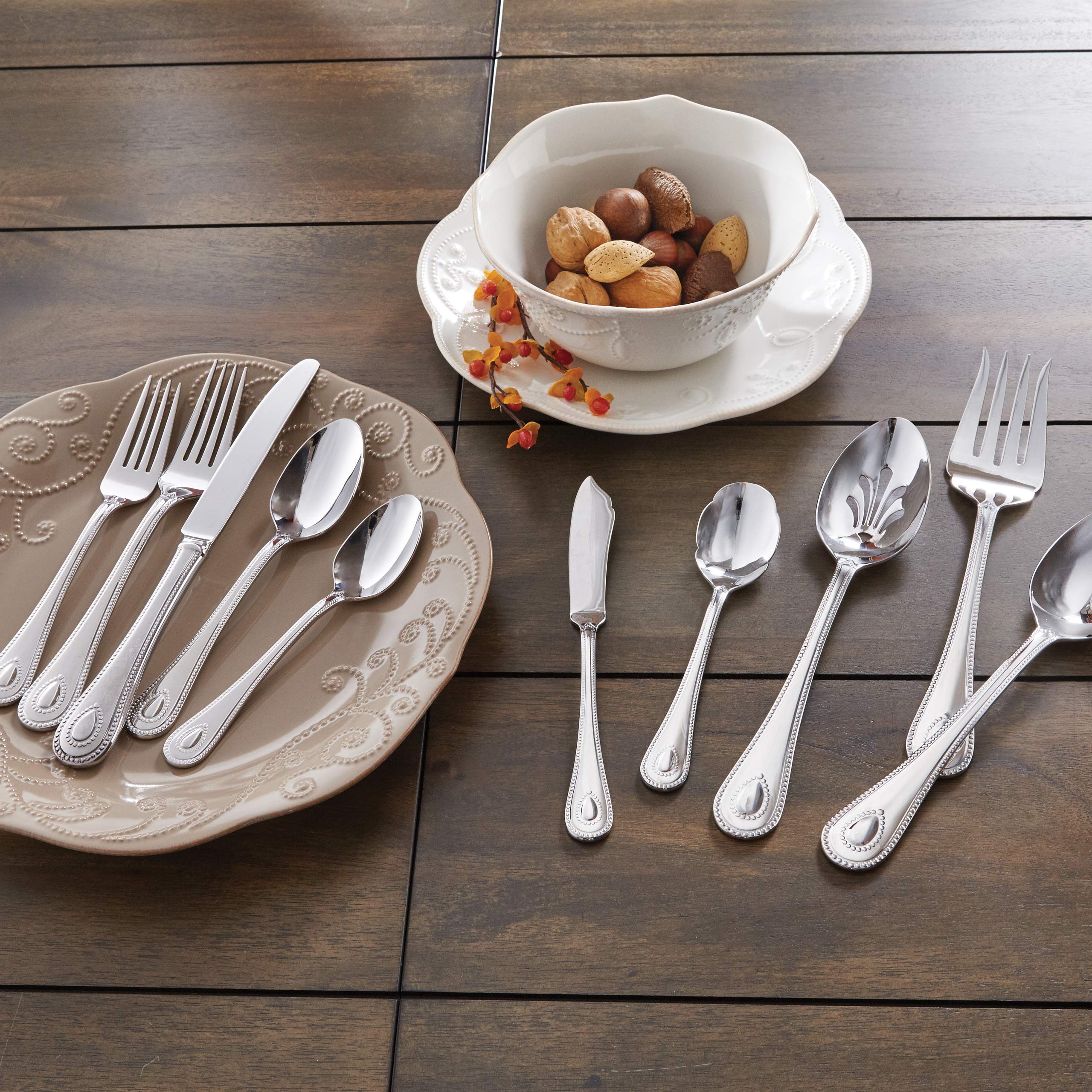Lenox service dressé sur table évoquant élégance conviviale