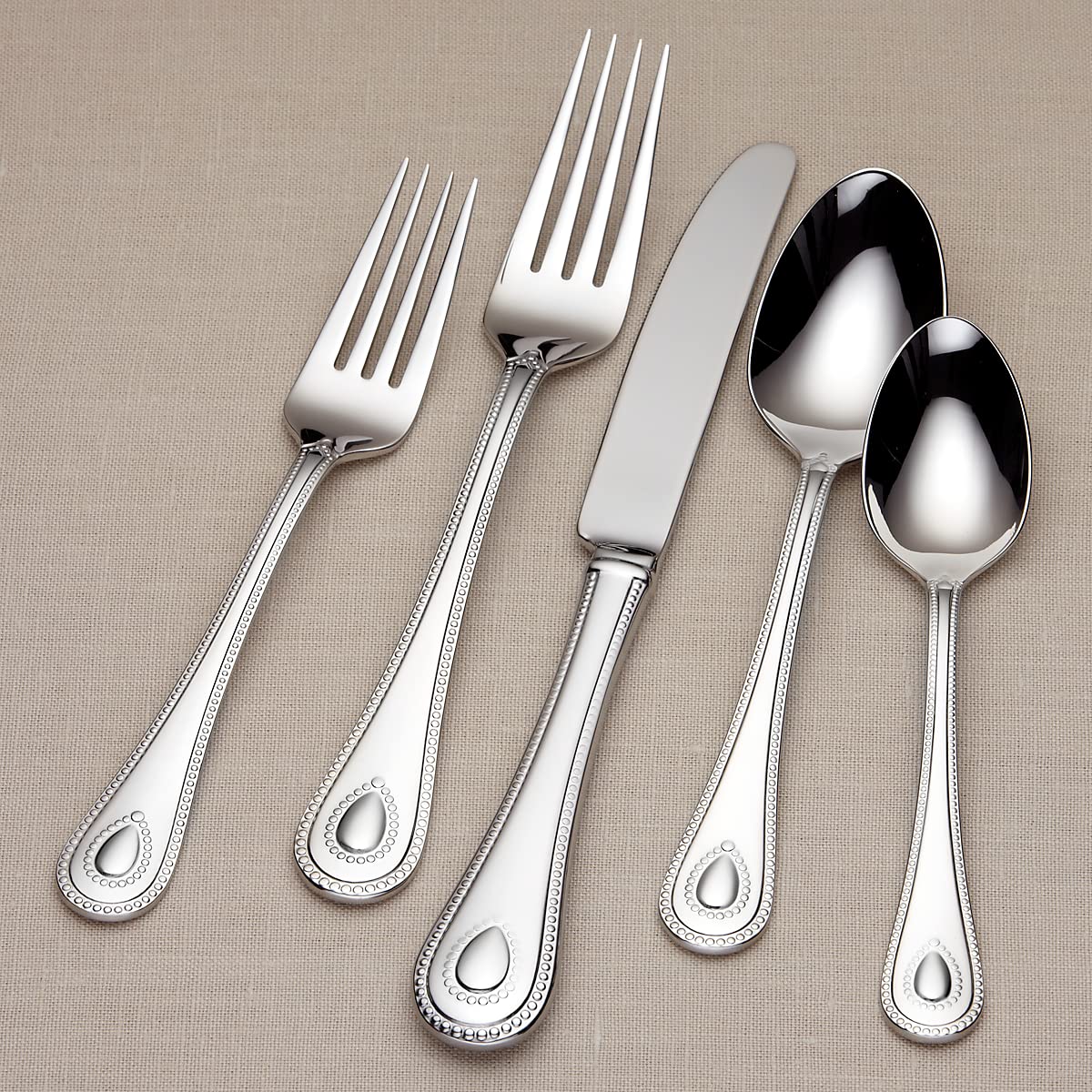 Lenox pièces de service montrant polyvalence pour servir