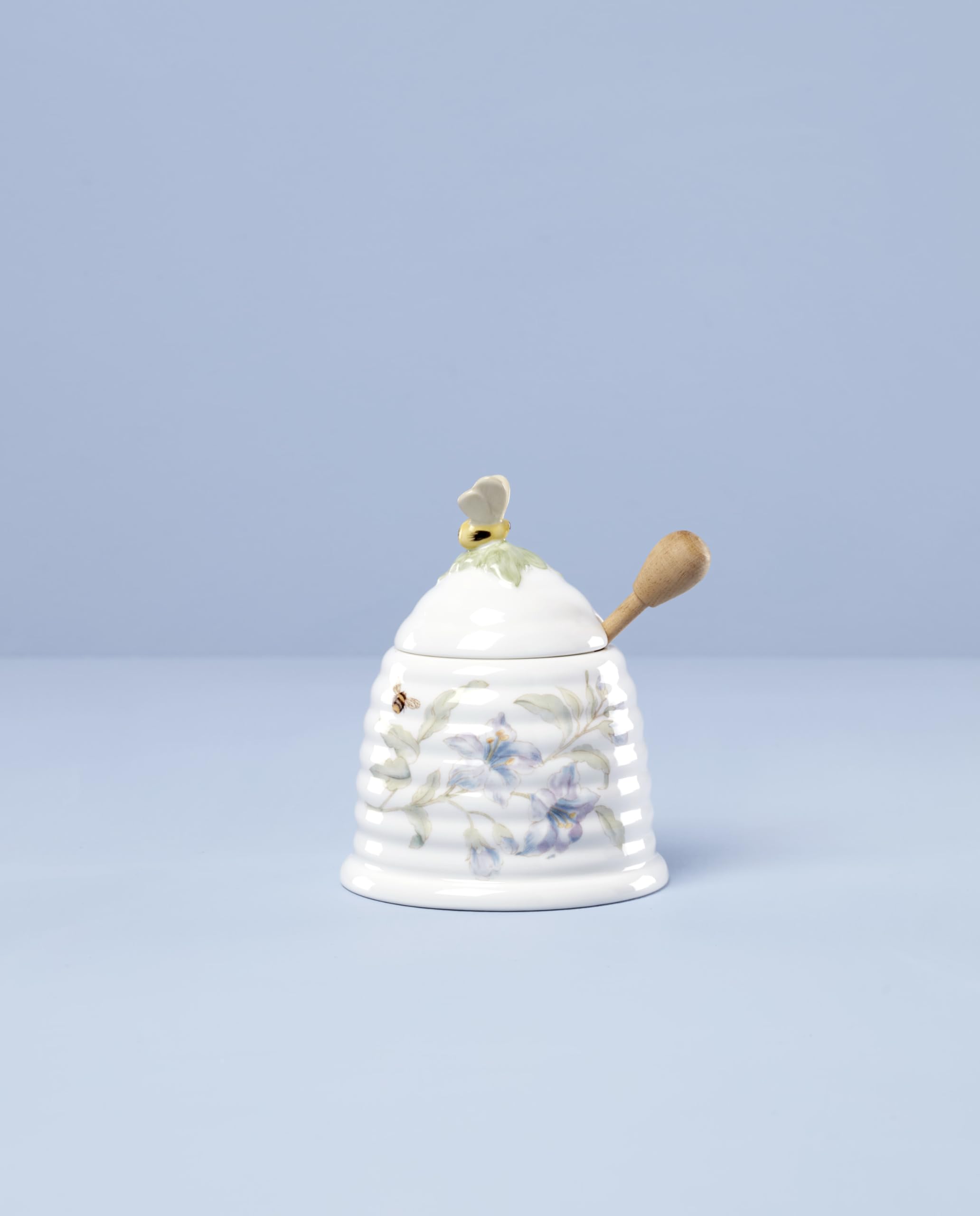 Lenox gros plan motif papillons et fleurs offrant charme décoratif