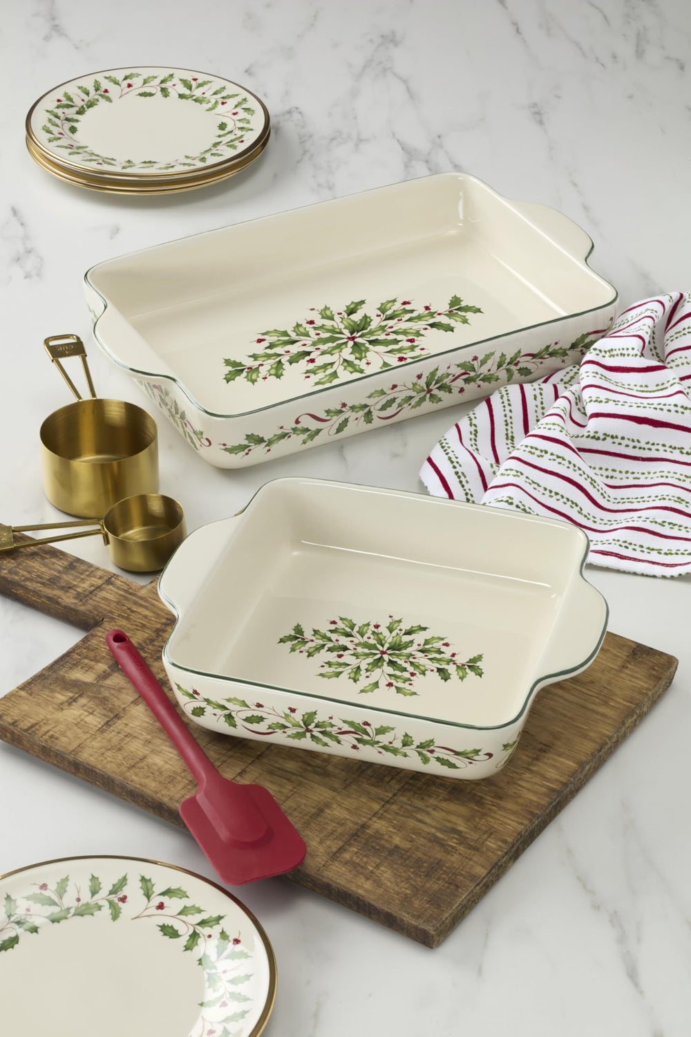 Lenox plat tenu à la main pour montrer taille pratique et portion