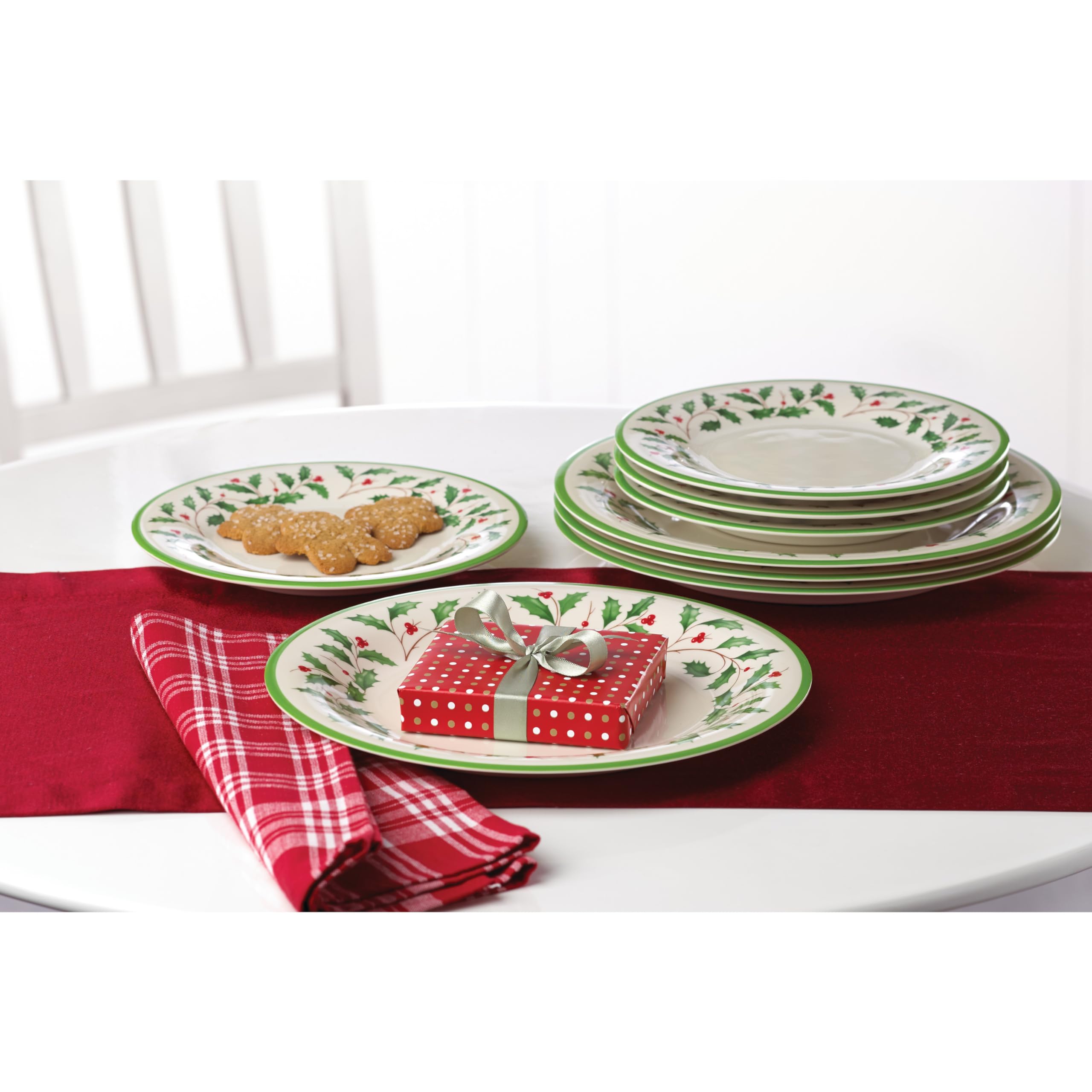 Lenox assiette sur table avec couverts pour mise en scène repas