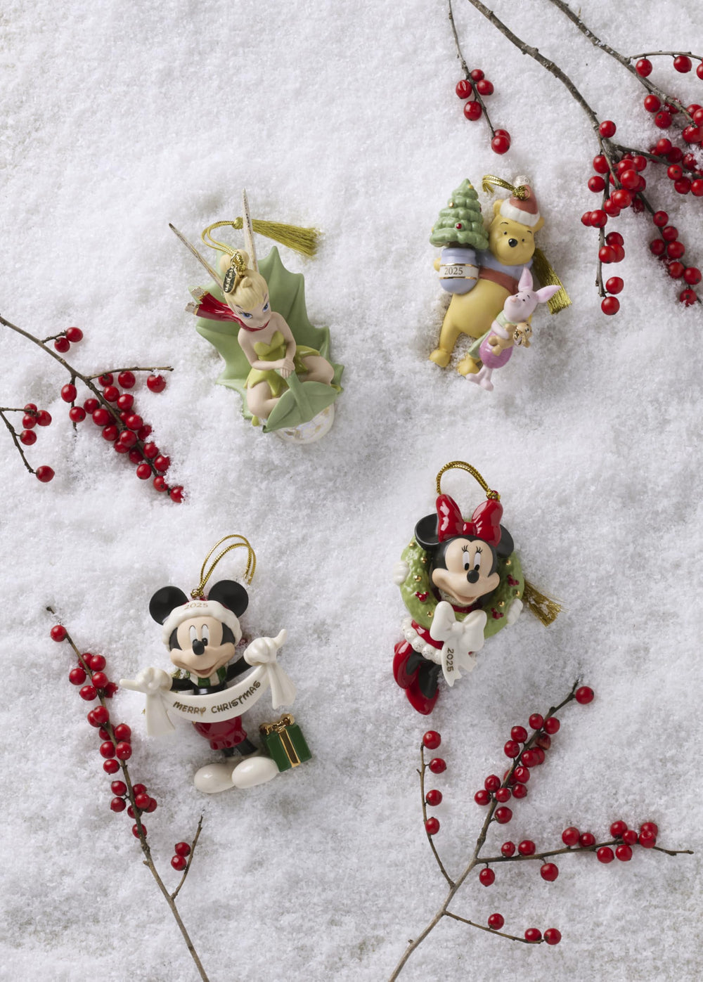 Lenox Mickey mis en scène sur un sapin décoré, ajoute charme festif instantané