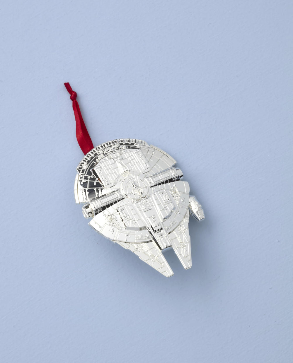Lenox Millennium Falcon gros plan des détails moulés et texture métallique, accent collector