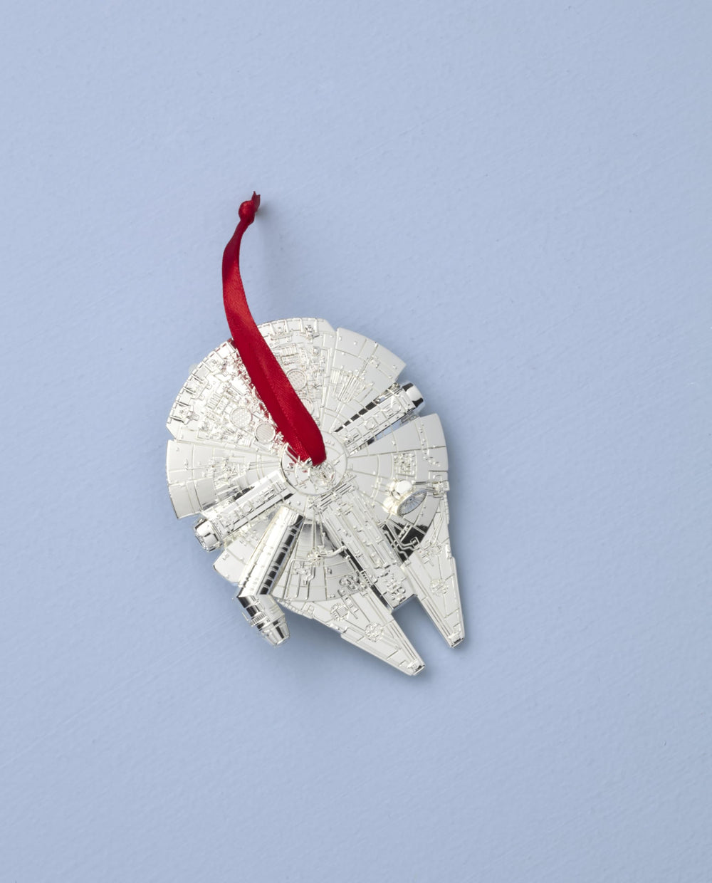 Lenox Millennium Falcon suspendu sur sapin avec ruban rouge, apporte touche Star Wars festive