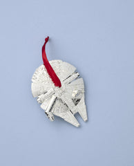 Lenox Millennium Falcon suspendu sur sapin avec ruban rouge, apporte touche Star Wars festive