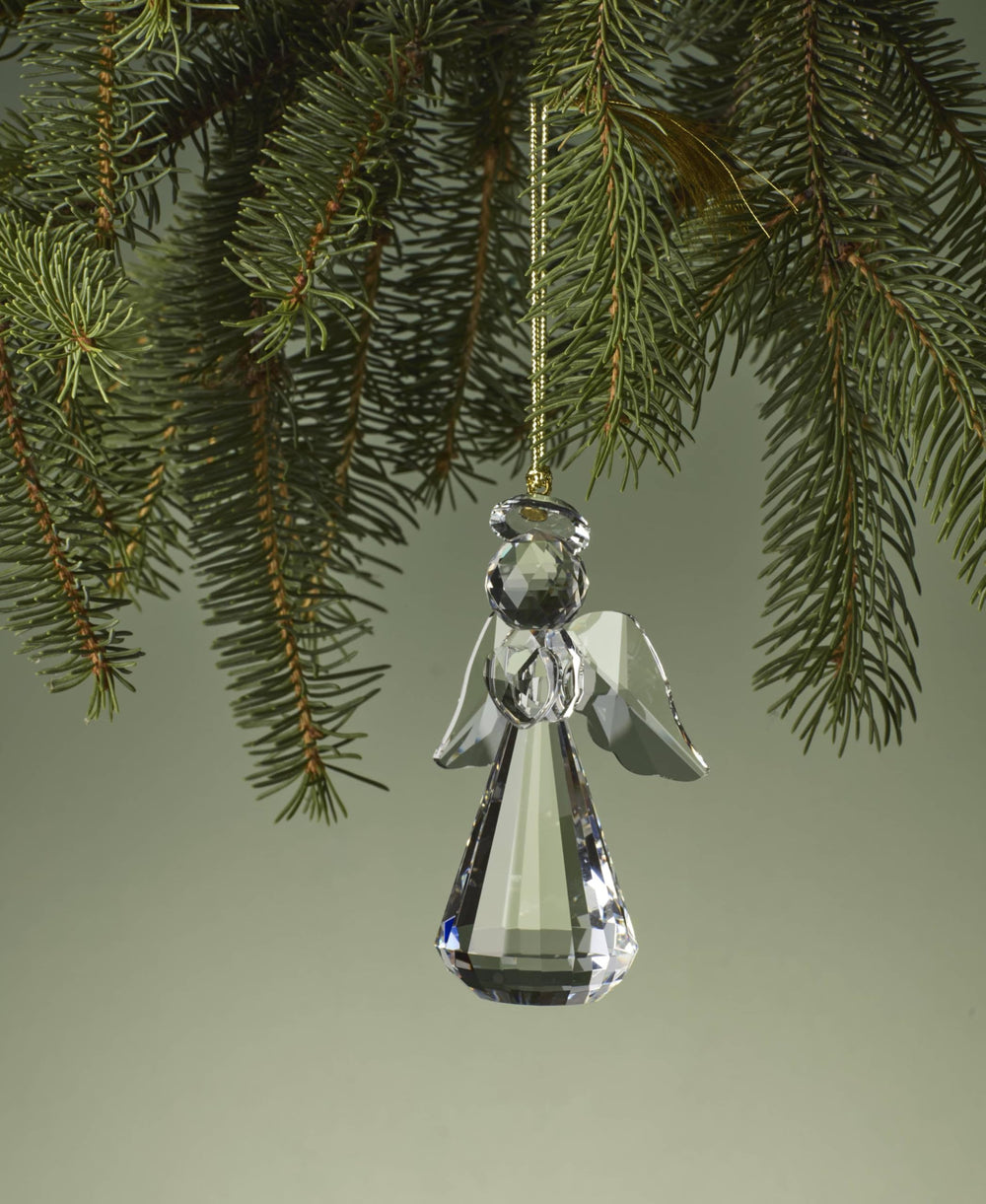 Lenox Optic Angel en situation sur sapin, apporte élégance et éclat festif