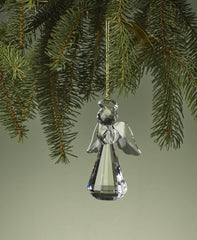 Lenox Optic Angel en situation sur sapin, apporte élégance et éclat festif