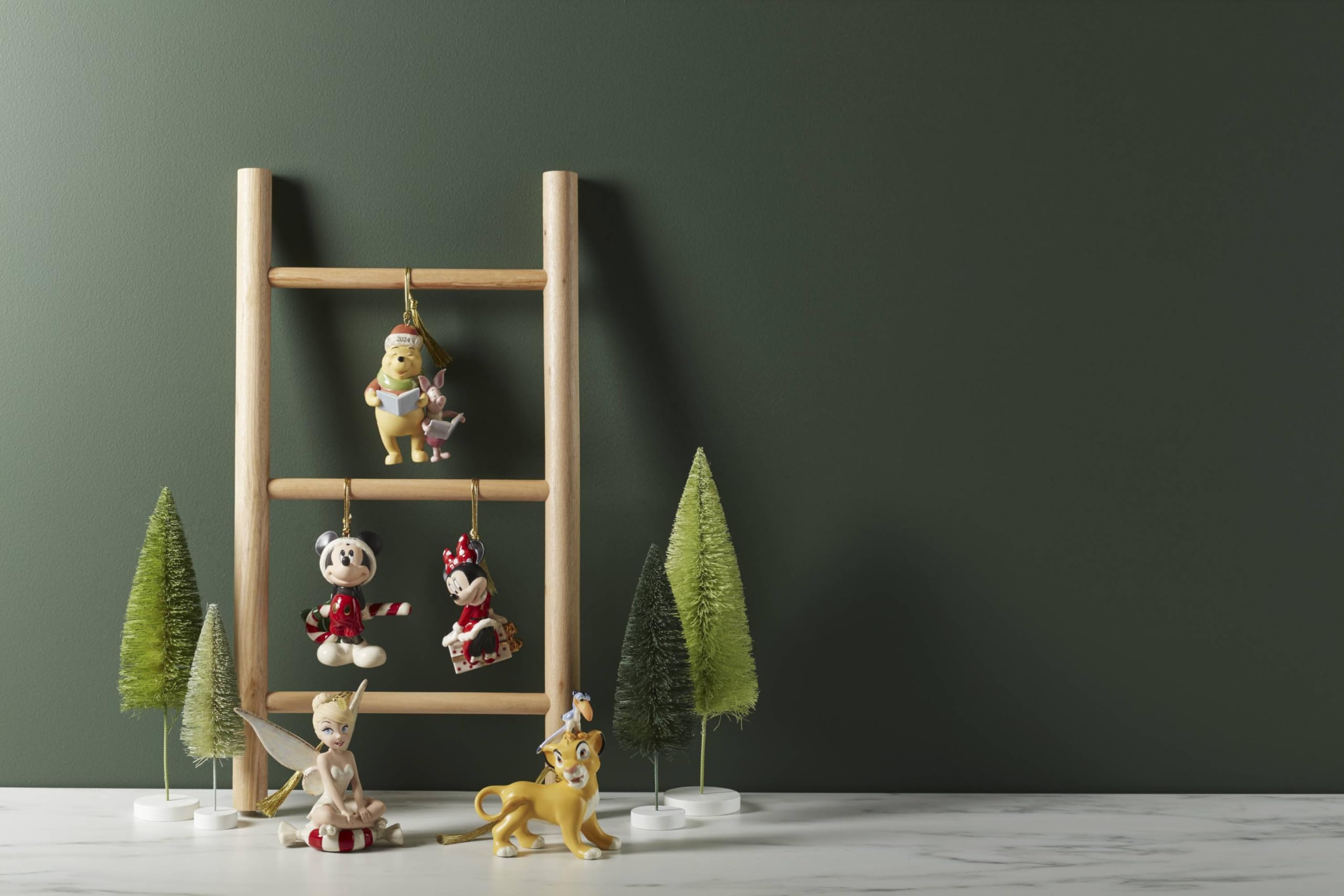 Lenox Simba & Zazu échelle près d'un sapin, montre la taille