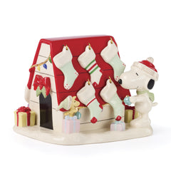 Lenox Snoopy vue de face montrant la niche et cinq bas, accent festif