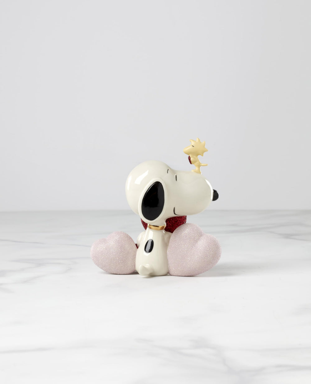 Lenox Snoopy gros plan sur la porcelaine ivoire et la texture fine