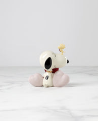 Lenox Snoopy gros plan sur la porcelaine ivoire et la texture fine