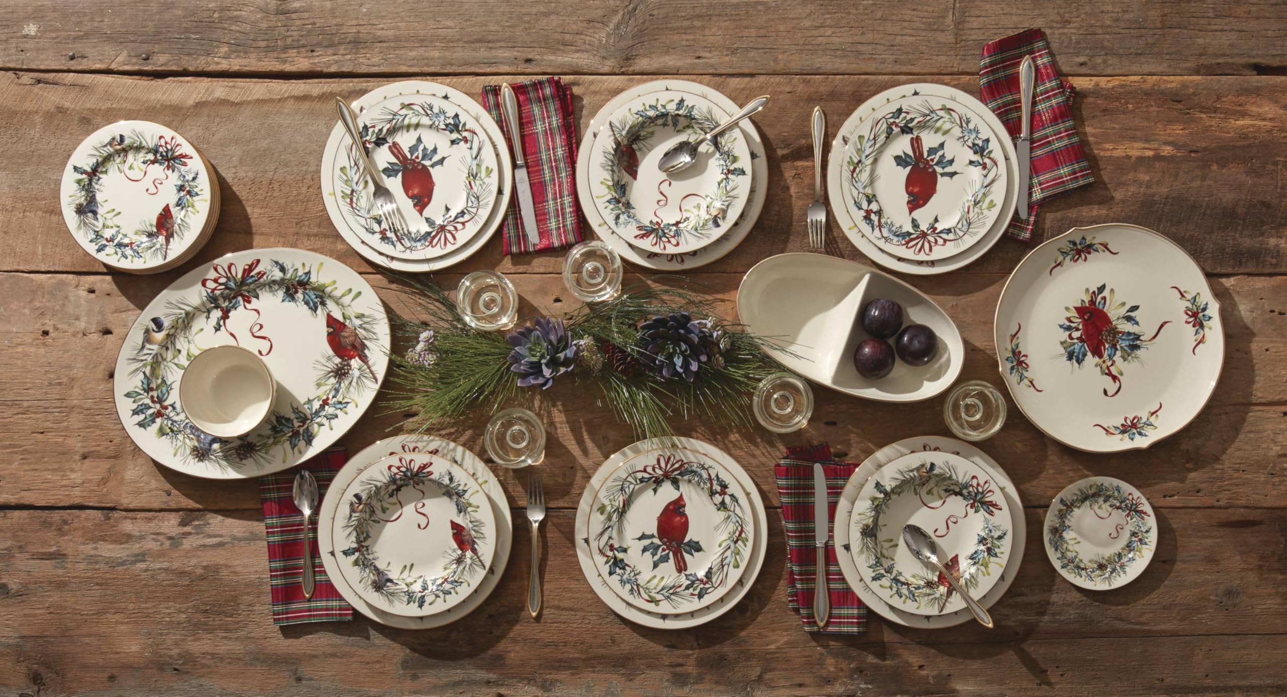 Lenox table de Noël dressée avec service, crée ambiance chaleureuse