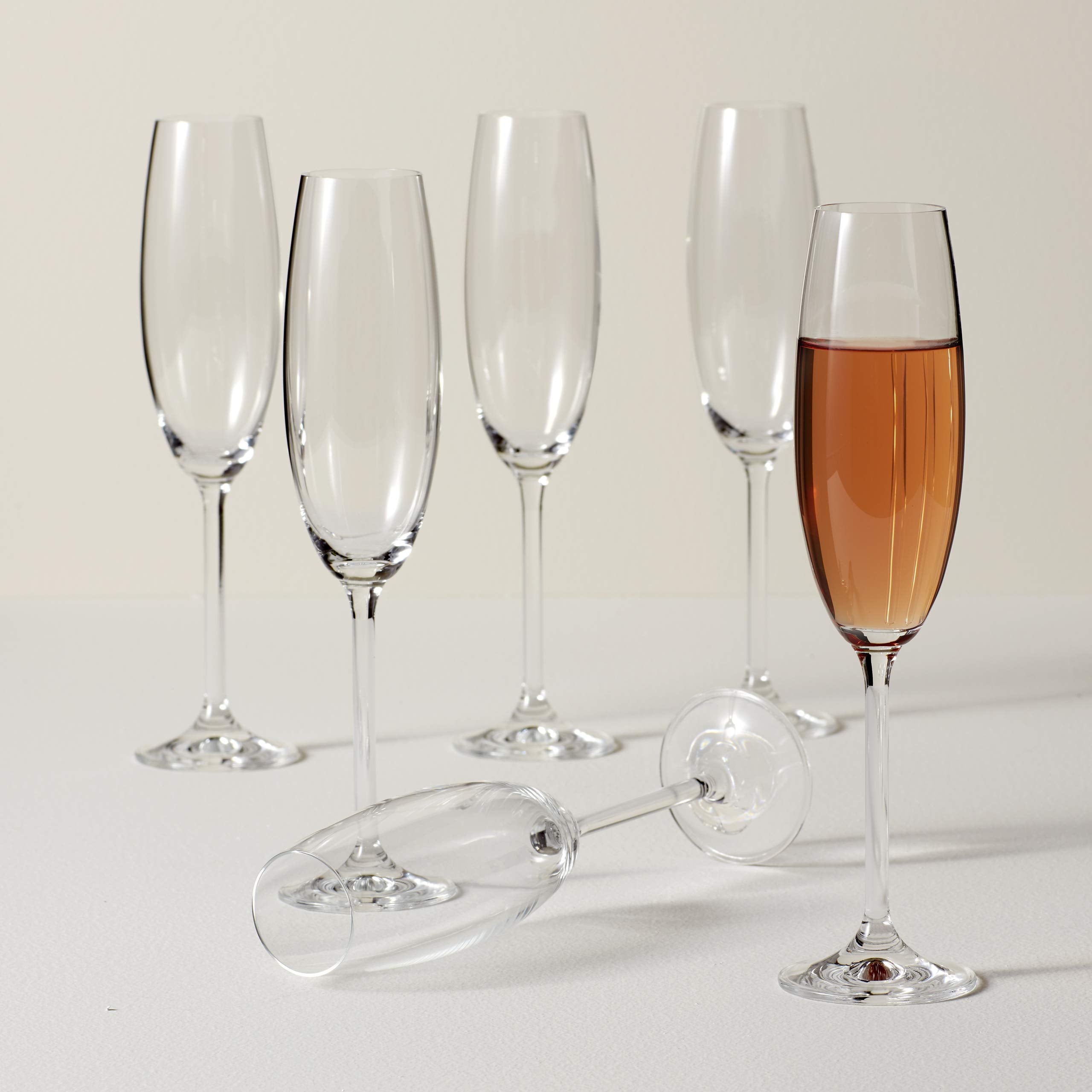 Lenox flûtes en usage lors d’un toast apportant raffinement