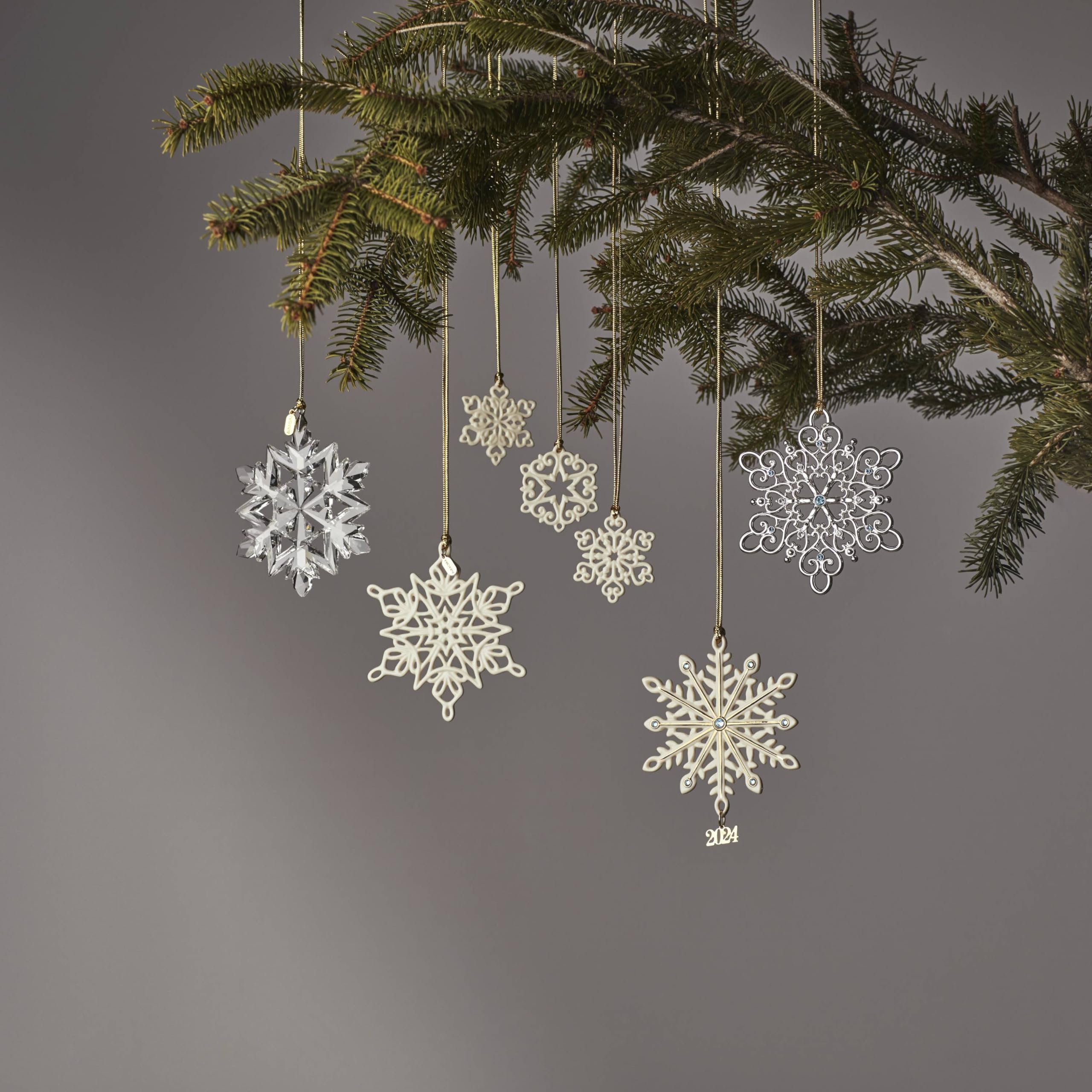 Lenox ornement sur sapin rendant atmosphère festive raffinée
