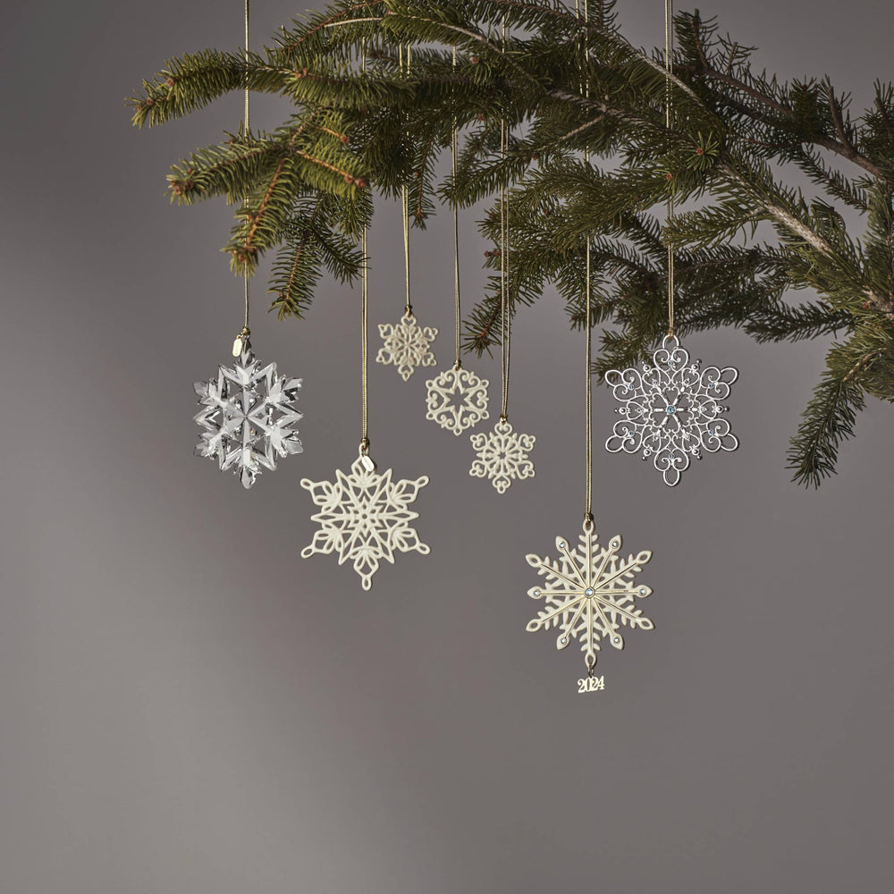 Lenox ornement sur sapin rendant atmosphère festive raffinée