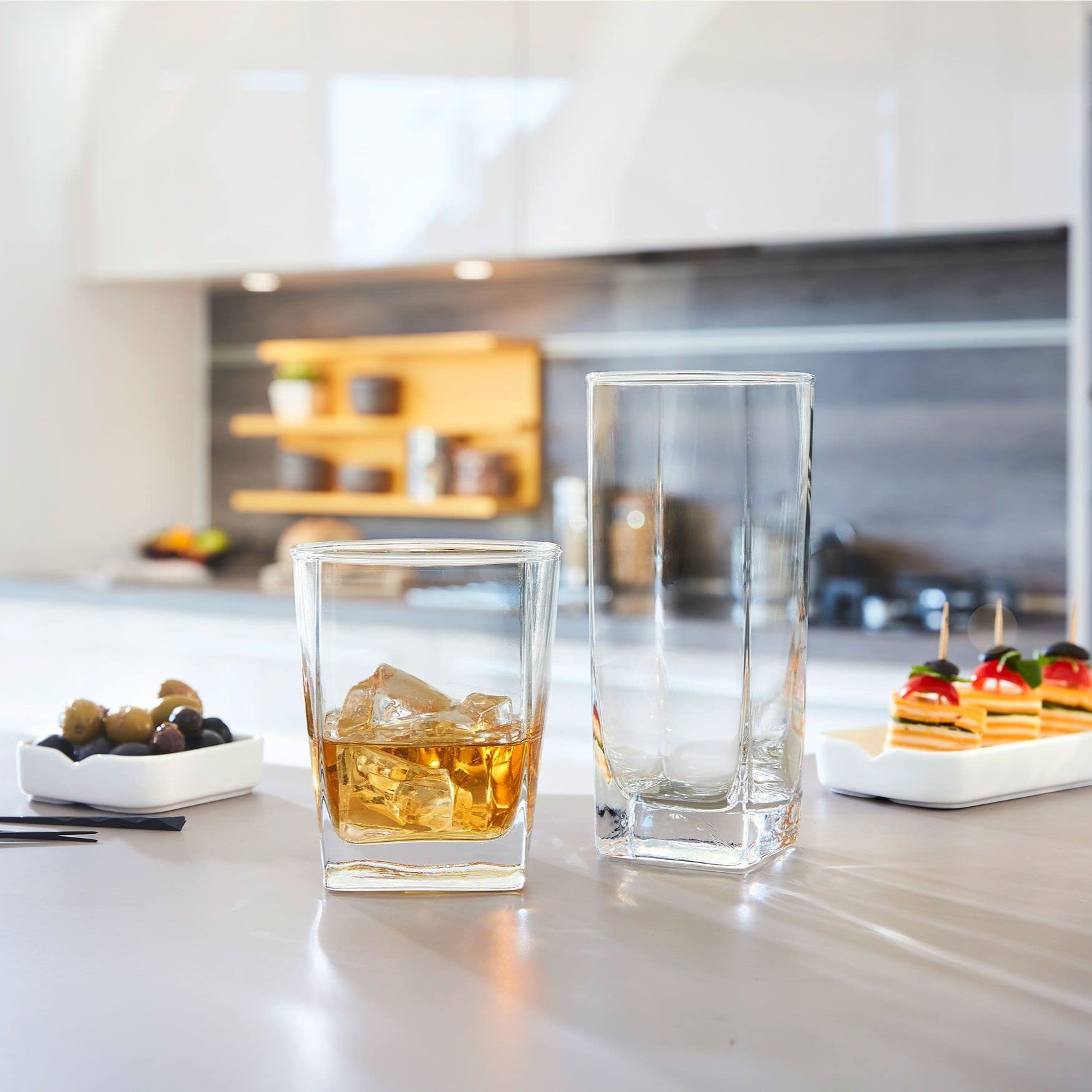 Le'raze verres en usage lors d'un cocktail, montre polyvalence et style