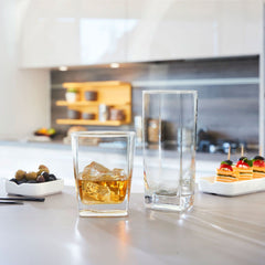Le'raze verres en usage lors d'un cocktail, montre polyvalence et style