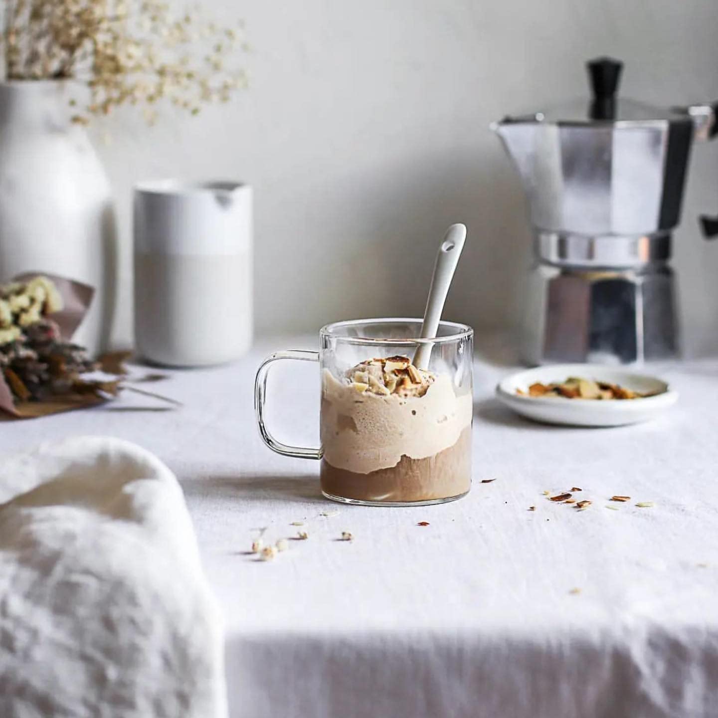 Le'raze tasse avec latte art mettant en valeur l'esthétique du café