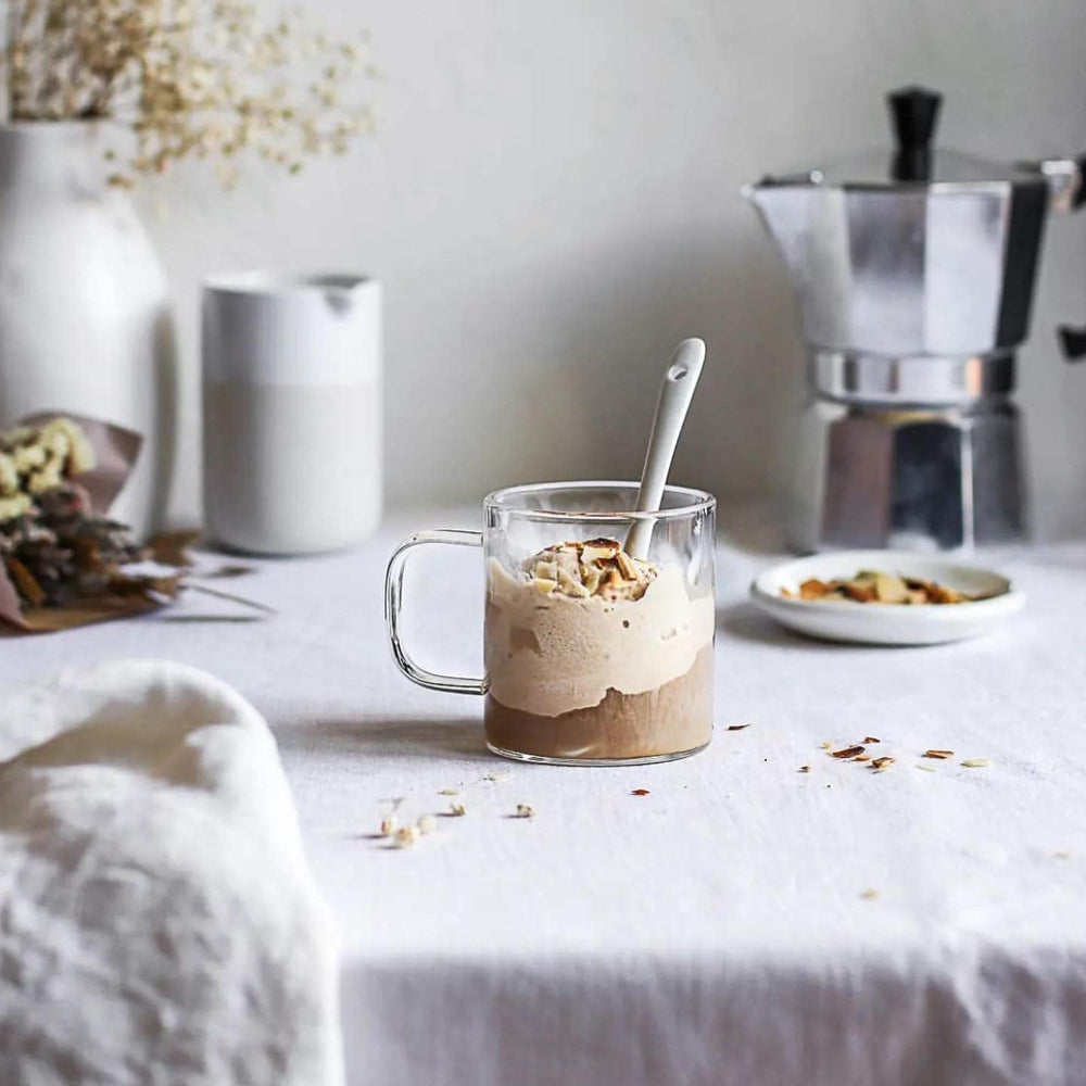 Le'raze tasse avec latte art mettant en valeur l'esthétique du café