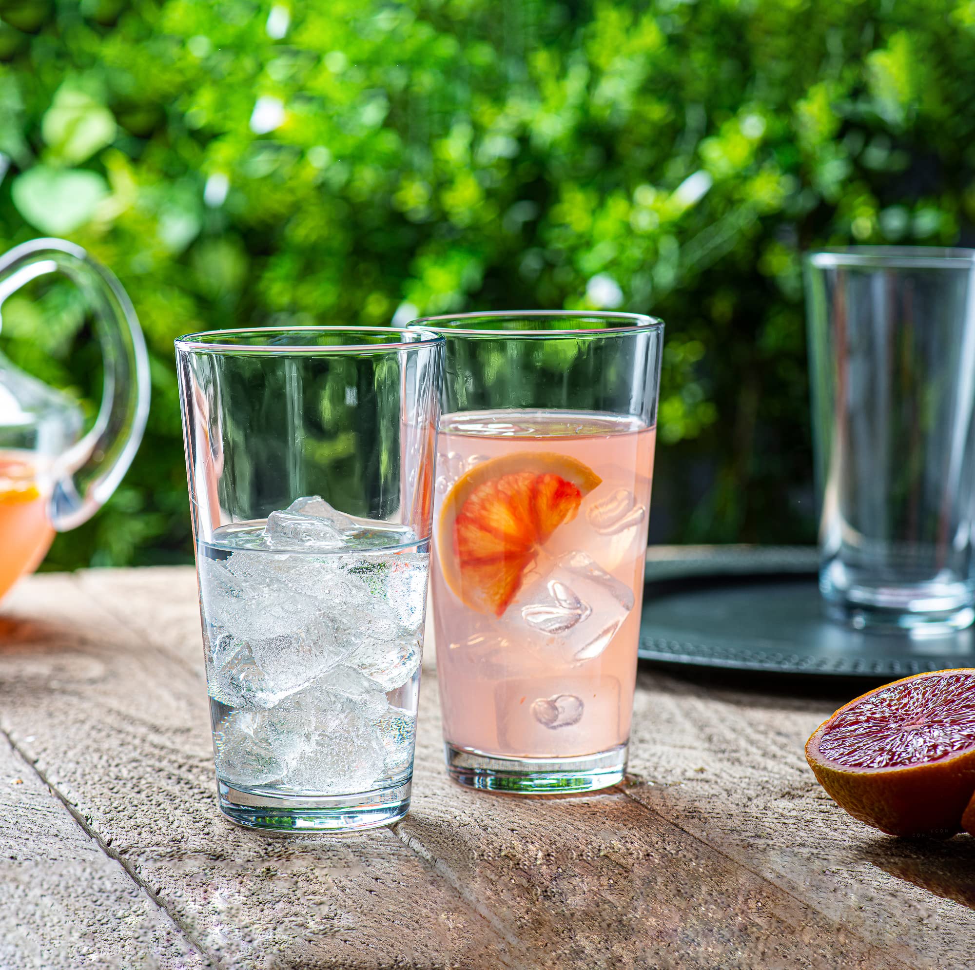 Le'raze verre à la main pour comparaison de taille et capacité 16oz