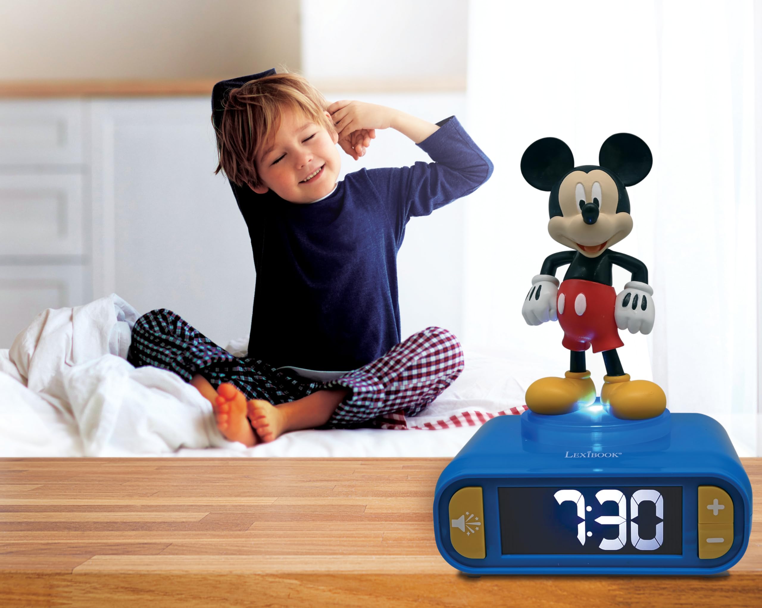 LEXiBOOK Mickey posé sur une table de nuit montrant l'échelle taille
