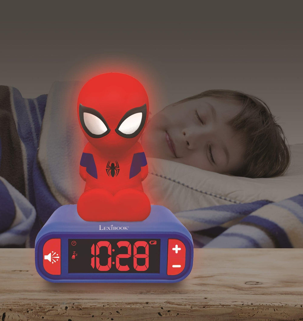 LEXiBOOK réveil Spider‑Man comparaison taille à côté d’un livre pour évaluer l’échelle