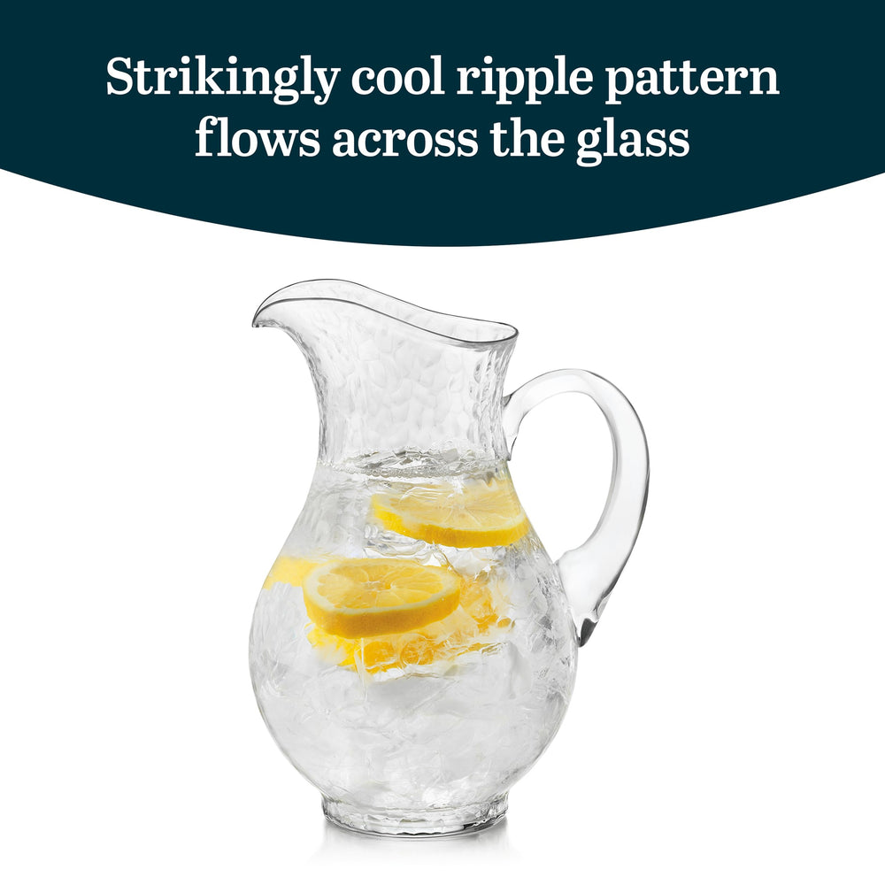 Carafe Libbey montrée avec objets pour comparaison d'échelle et volume