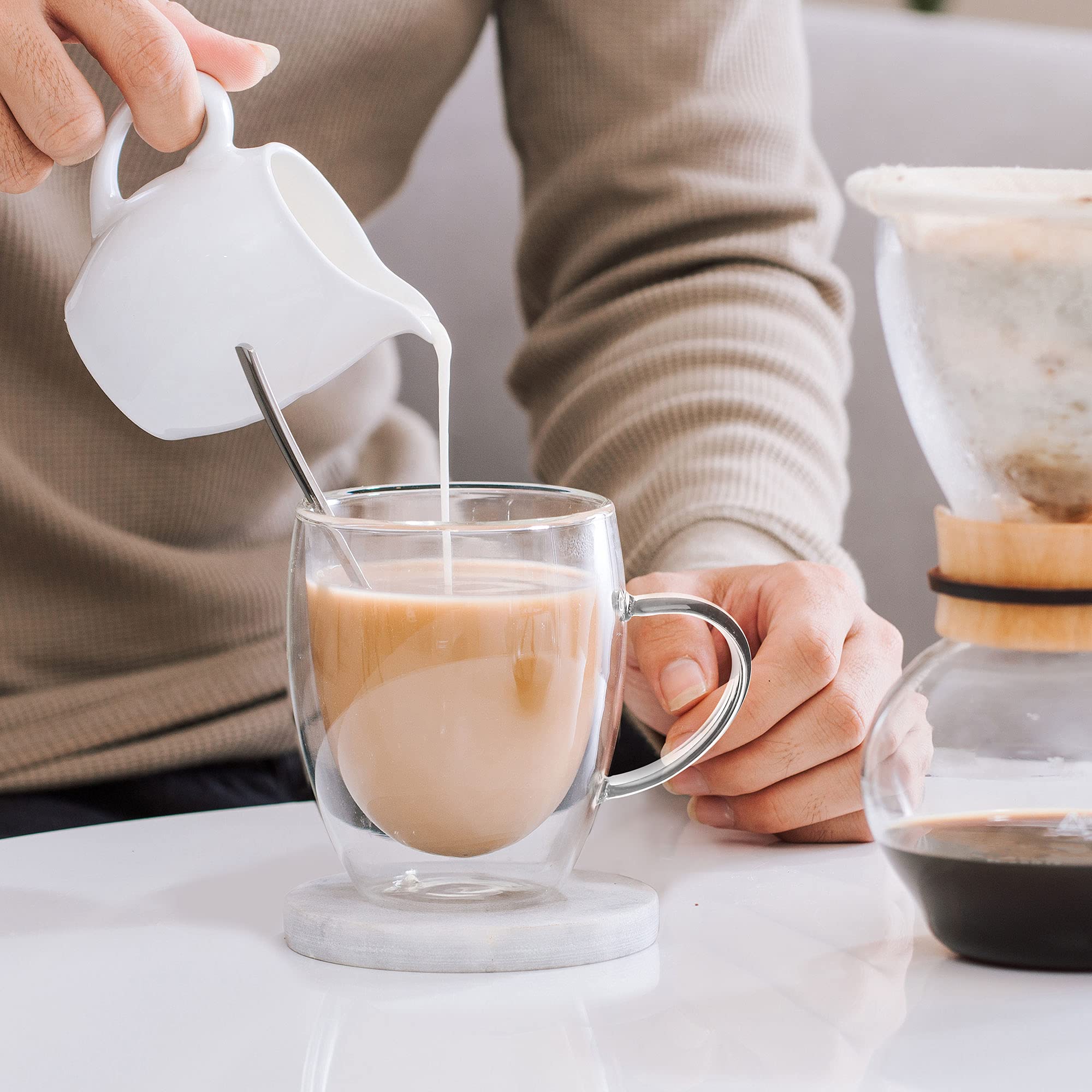 LIBWYS tasse en usage avec latte art, maintien de la chaleur visible