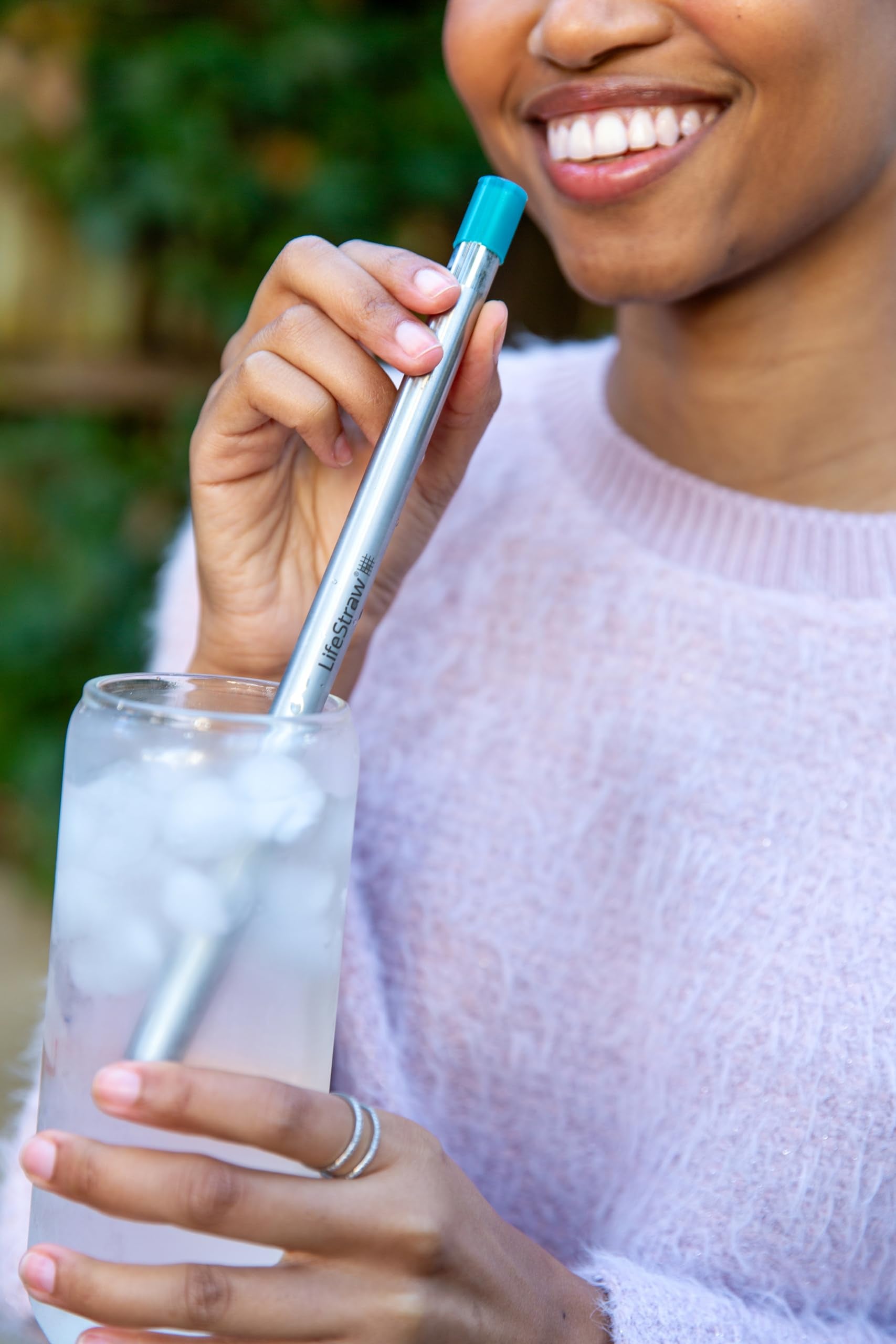 LifeStraw Sip tenue en main, montre sa taille légère et pratique