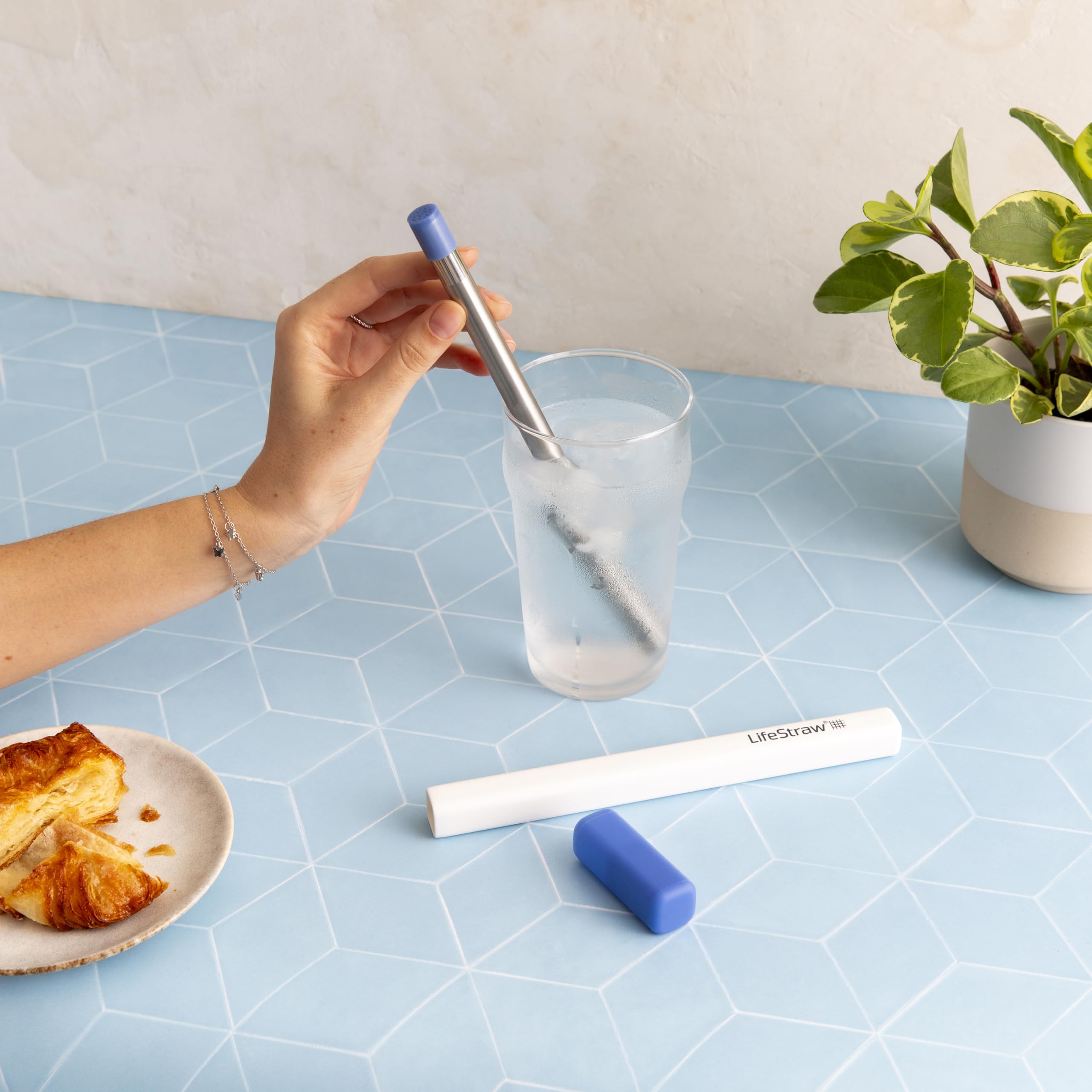 Gros plan de la membrane filtrante LifeStraw Sip montrant performance de filtration