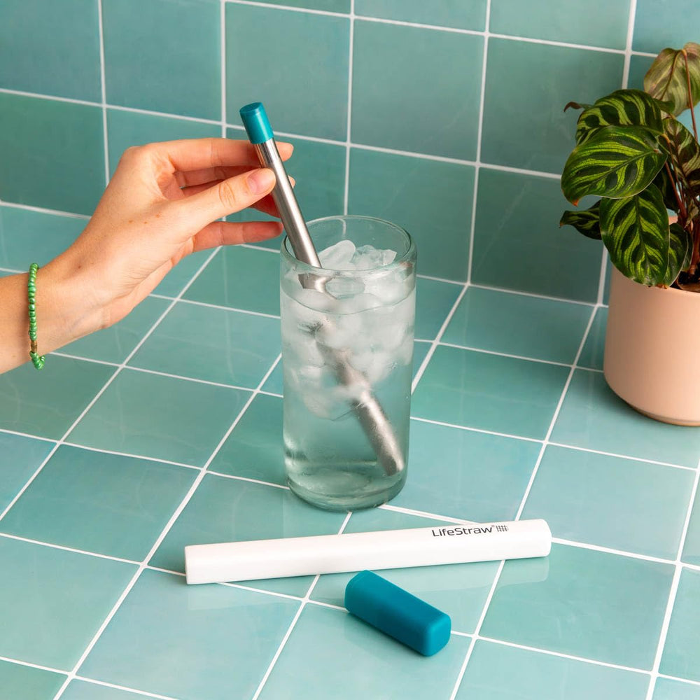 LifeStraw Sip utilisée dans un verre d'hôtel pour boire sûr
