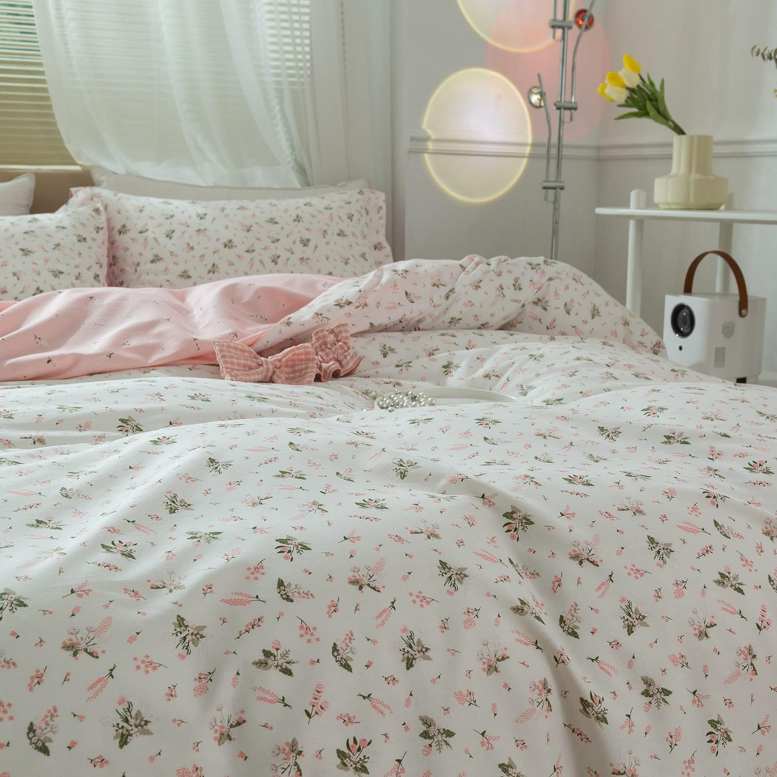 LifeTB scène de chambre fille décorée montrant style cottagecore harmonieux